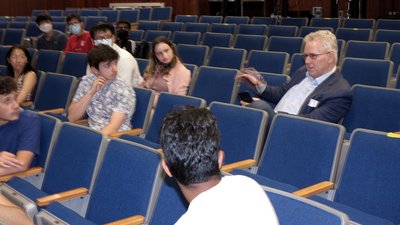 Stereophile-Chefredakteur Jim Austin (r.) besuchte die "Sound Education Sessions" und diskutierte mit den Jugendlichen.