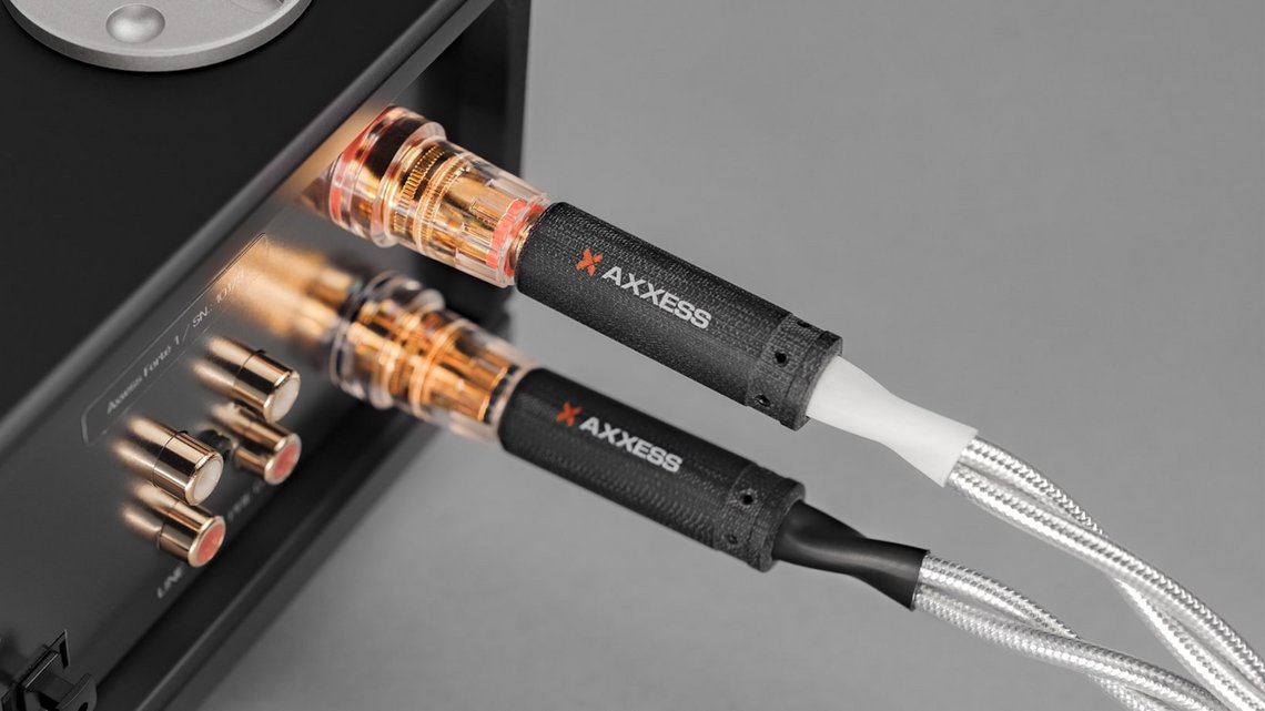 Axxess Lautsprecherkabel an Verstärker angeschlossen