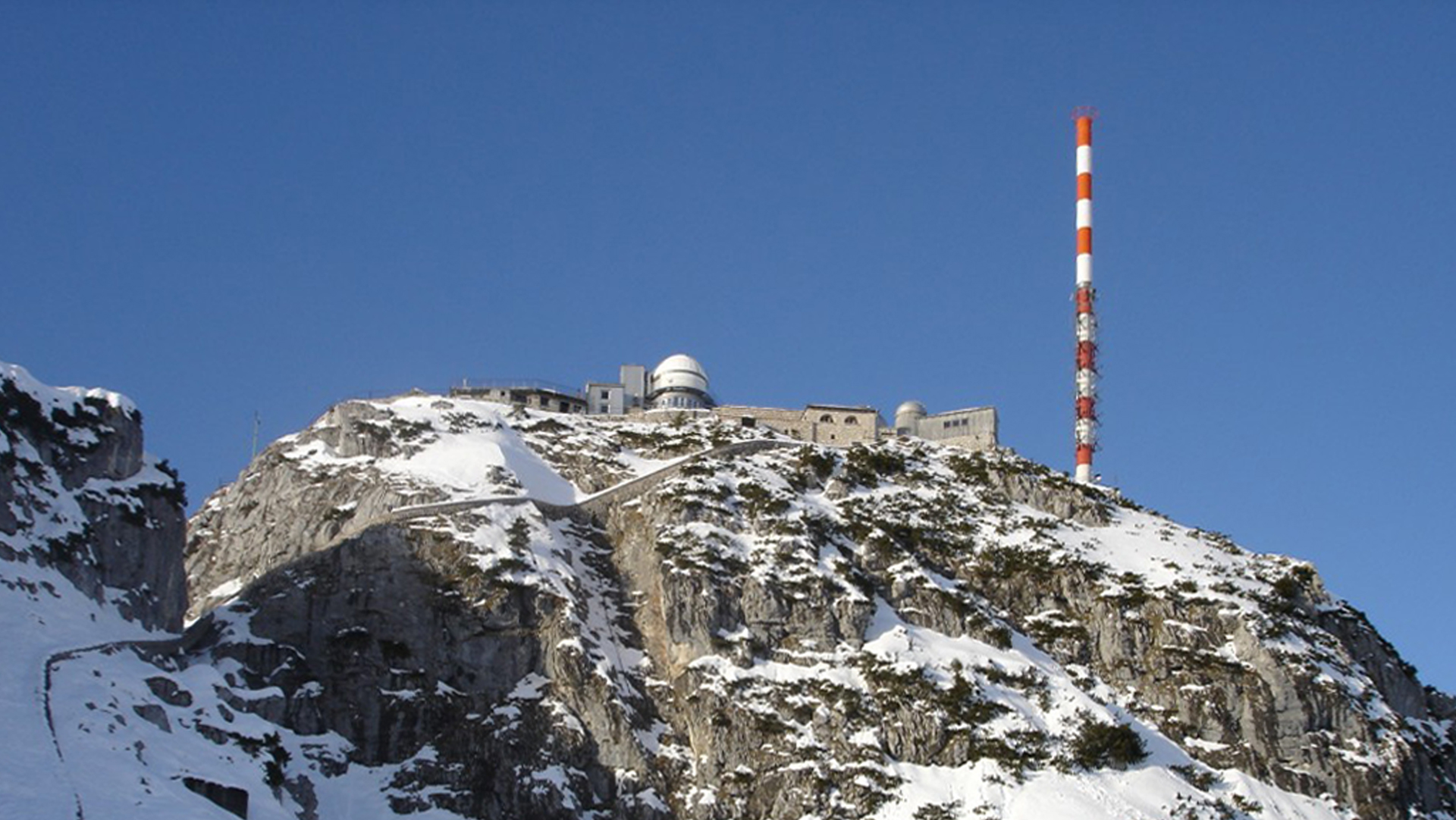 Reichweitenstarke Grundnetzsender wie hier auf dem Wendelstein werden noch lange in Betrieb bleiben.