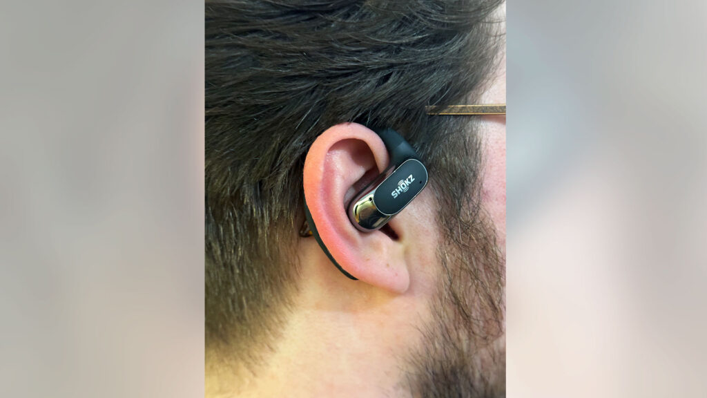 Shokz OpenFit Air am Ohr