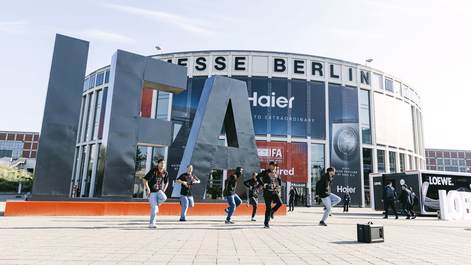 IFA Messegelände Eingang mit Tanzshow